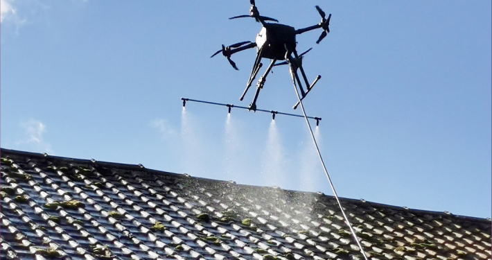 demoussage de toiture par drone _ pulvérisation d'un agent biodégradable