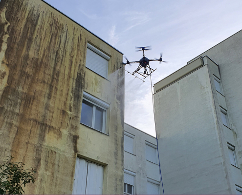 pulvérisation démoussage par drone sur façade