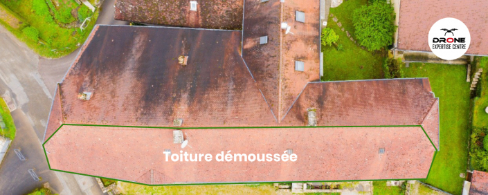 Vue de haut d'une toiture. Seule la partie du bas a été traitée. Voici le résultat 6 mois après. la partie supérieure est très noir tandis que la partie traitée est propre.