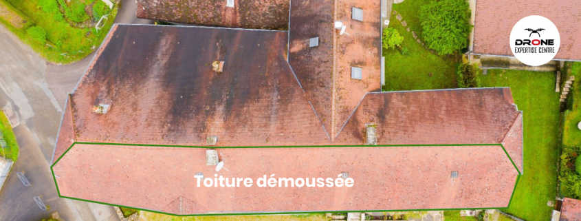Vue de haut d'une toiture. Seule la partie du bas a été traitée. Voici le résultat 6 mois après. la partie supérieure est très noir tandis que la partie traitée est propre.