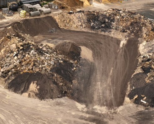 Vue aérienne de carrière analysée par drone pour calcul de cubatures