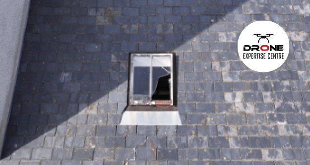 Fenêtre de toit endommagée détectée lors d’une mission de drone pour inspection toiture
