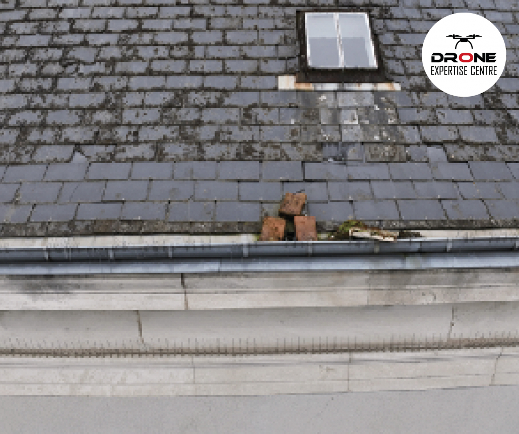 Drone pour inspection toiture contrôlant l’état d’une gouttière