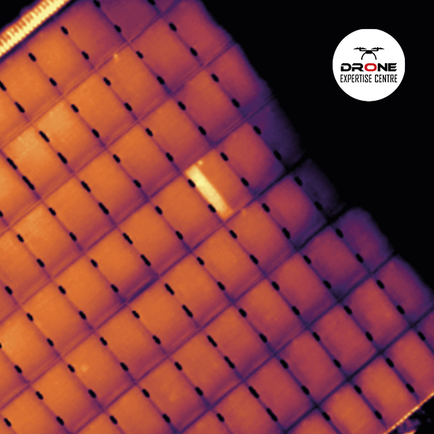 Inspection panneaux solaires par drone sur toiture photovoltaïque de bâtiment agricole