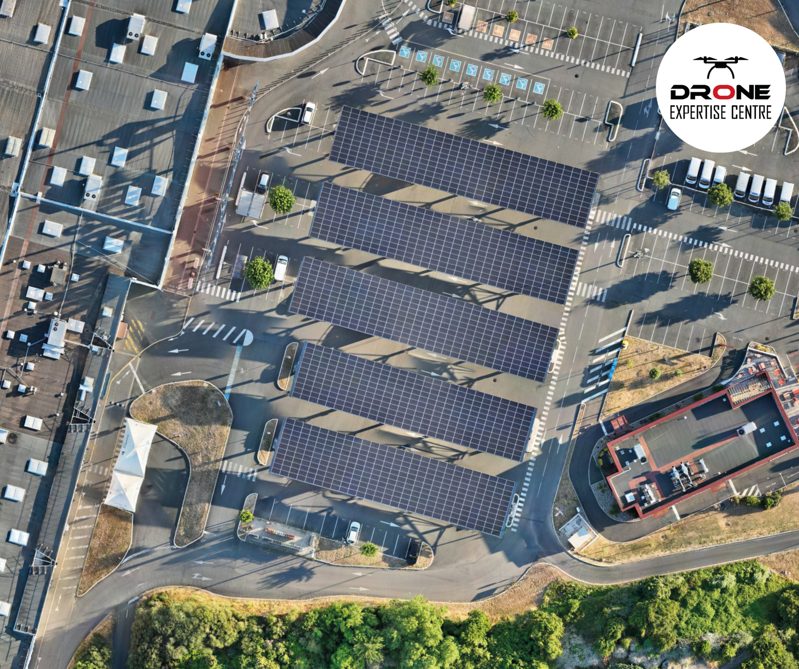 Inspection panneaux solaires par drone sur toiture photovoltaïque de bâtiment agricole