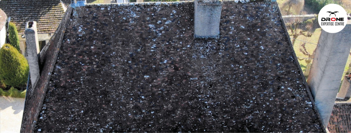 Image d'une toiture pas encore démoussée par drone