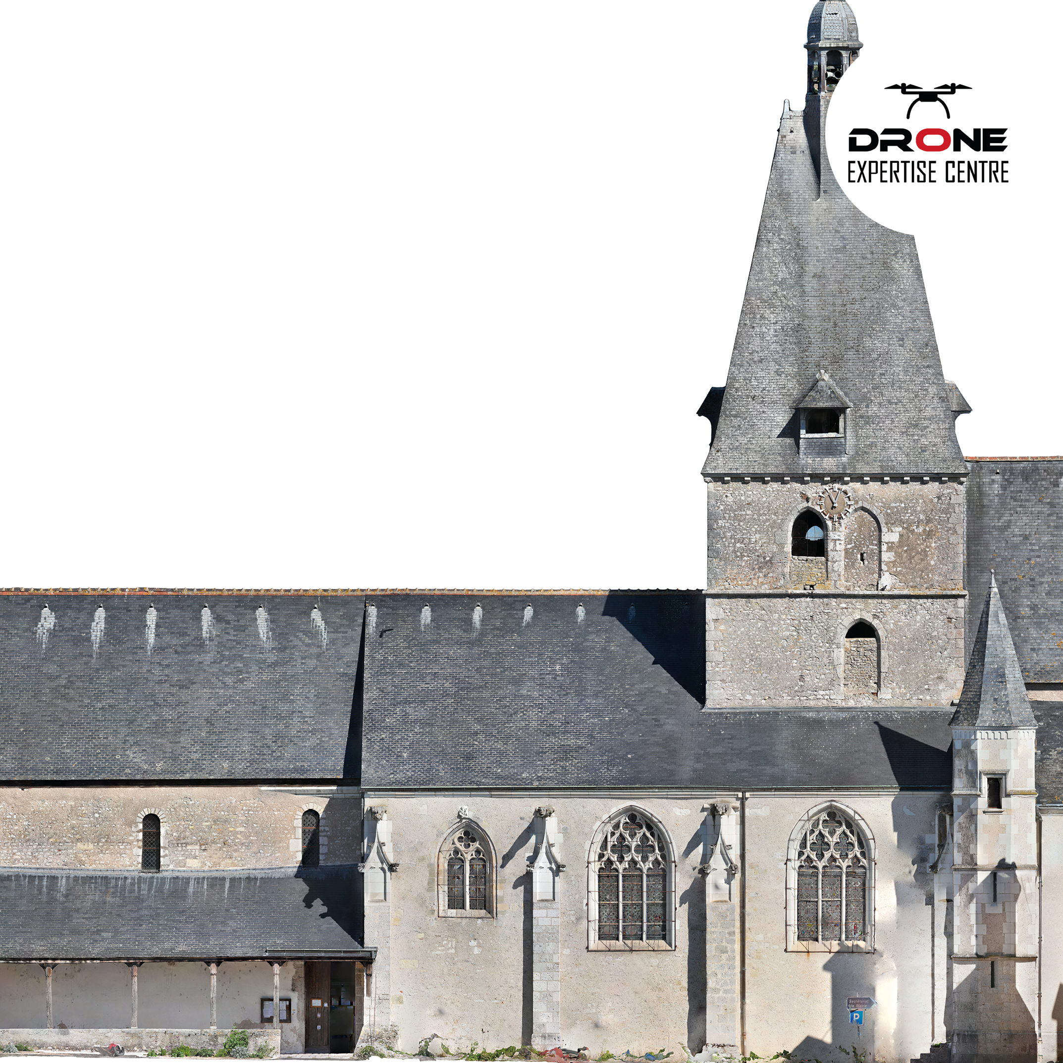 Inspection de façade d’église grâce à une orthofaçade par drone Orthofaçade par drone d’une église avec vue latérale pour analyse de façade