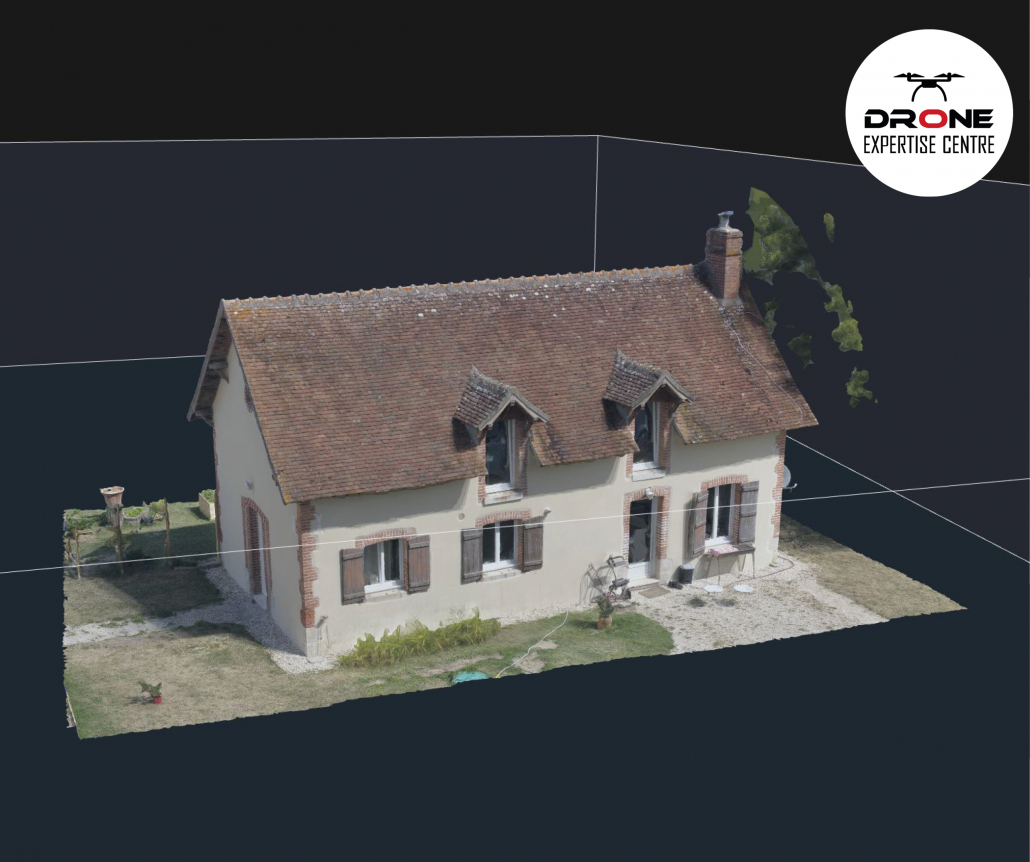 Orthofaçade par drone d'une maison Orthofaçade par drone d’une maison avec vu sur le logiciel pour inspection visuelle détaillée