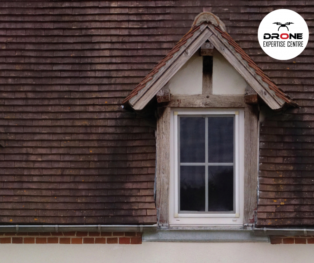 Orthofaçade par drone d’une toiture avec lucarne pour inspection visuelle détaillée
