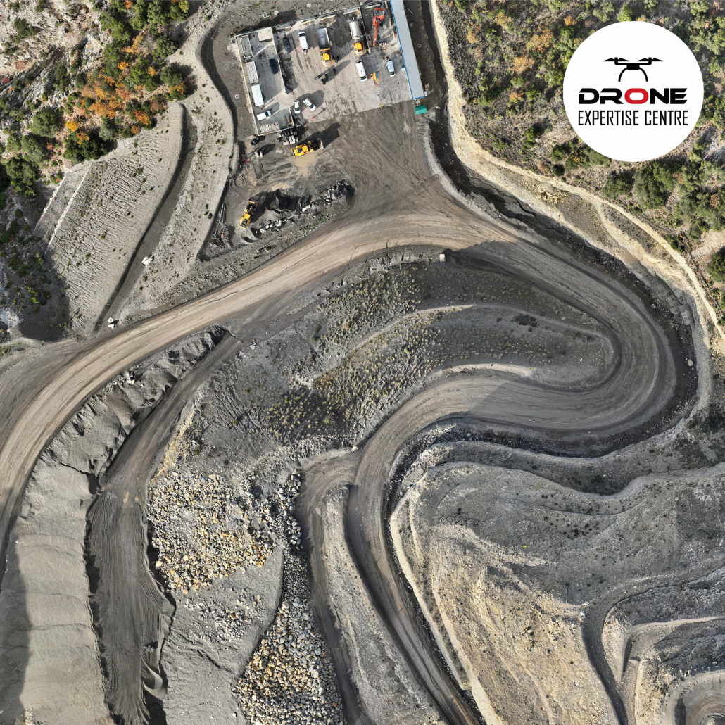 Orthophoto par drone utilisée pour suivi de carrière et mouvements de terre Orthophoto par drone d’une carrière avec visualisation des volumes et zones de terrassement
