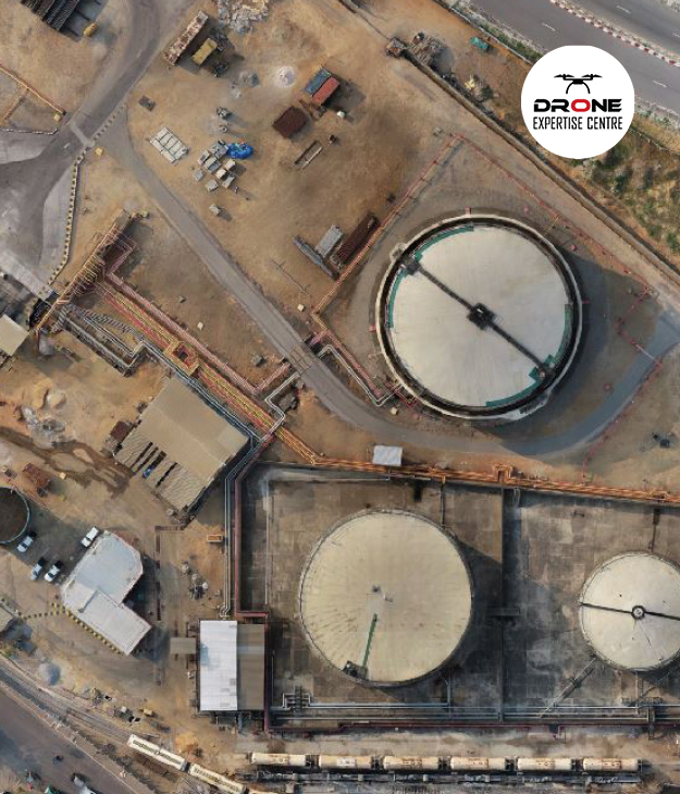 Orthophoto par drone pour relevé précis de site industriel Orthophoto par drone d’un site industriel avec visualisation des bâtiments et installations