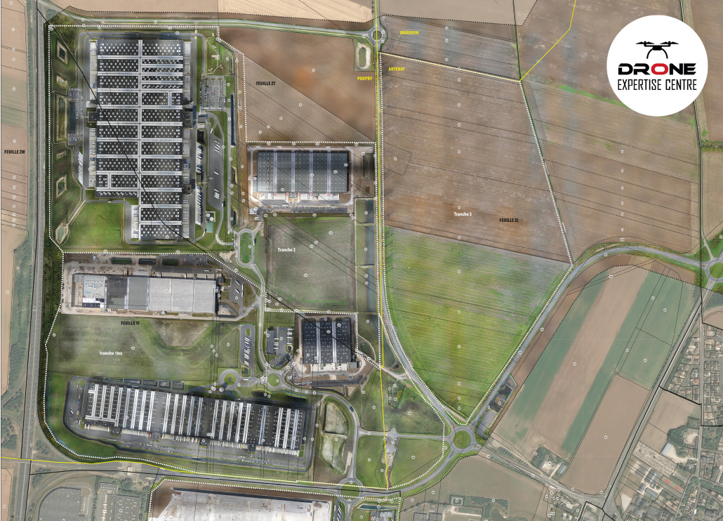 Orthophoto par drone pour suivi et analyse de surfaces agricoles Orthophoto par drone d’une zone agricole avec parcelles et bâtiments d’exploitation