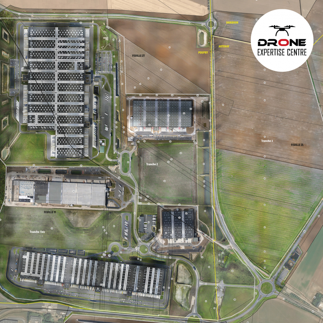 Orthophoto par drone pour suivi et analyse de surfaces agricoles Orthophoto par drone d’une zone agricole avec parcelles et bâtiments d’exploitation