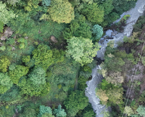 Mission drone LiDAR dans les Alpes pour l'inspection des lignes électriques en forêt Suivi d'une ligne électrique traversant une zone boisée grâce au drone LiDAR dans les Alpes