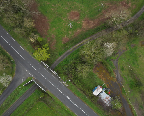 Cartographie d'un réseau électrique à proximité d'une infrastructure routière Mission LiDAR drone dans les Pyrénées pour la numérisation des lignes électriques
