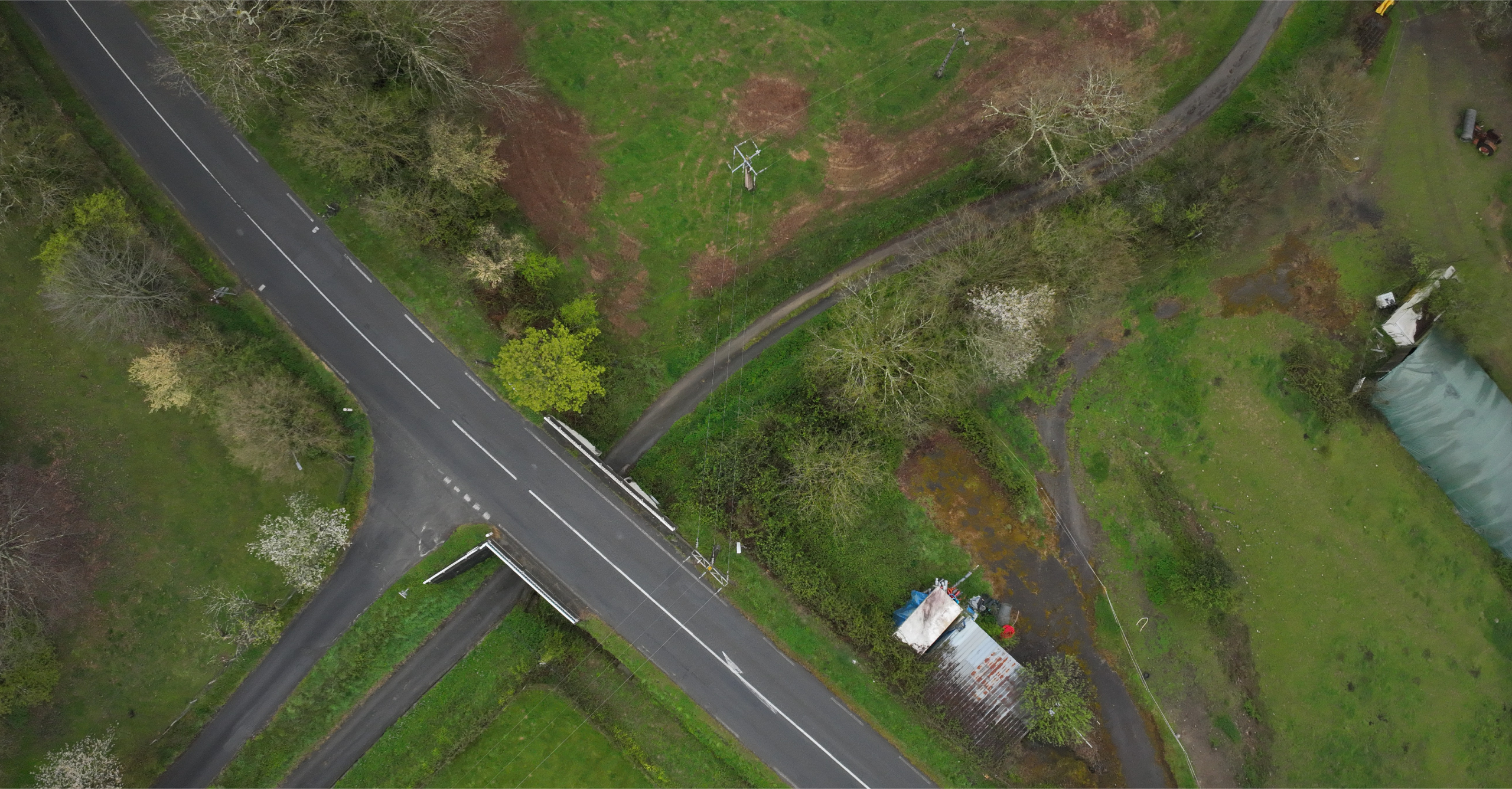 Cartographie d'un réseau électrique à proximité d'une infrastructure routière Mission LiDAR drone dans les Pyrénées pour la numérisation des lignes électriques