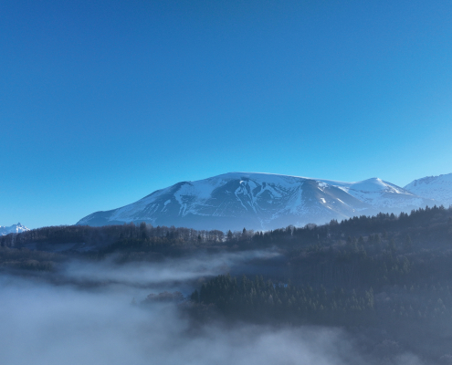 Mission drone LiDAR dans les Alpes avec acquisition de données sur massif montagneux Vue panoramique capturée durant une mission drone LiDAR dans les Alpes pour l’étude du paysage naturel