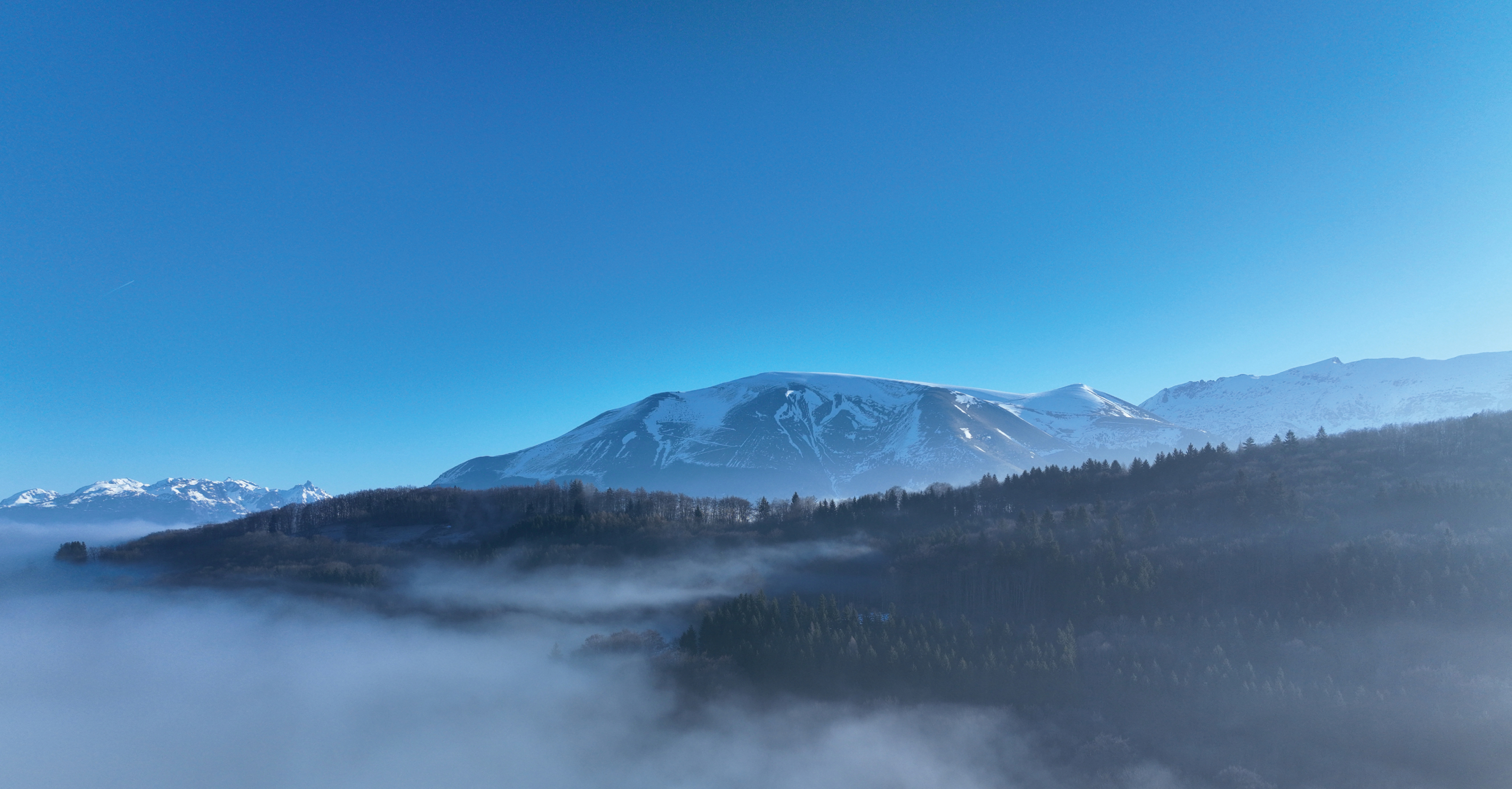 Mission drone LiDAR dans les Alpes avec acquisition de données sur massif montagneux Vue panoramique capturée durant une mission drone LiDAR dans les Alpes pour l’étude du paysage naturel