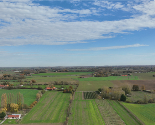 Acquisition de données LiDAR dans le Nord Pas-de-Calais Mission drone LiDAR réalisée dans le Nord Pas-de-Calais avec vue aérienne d'un territoire agricole