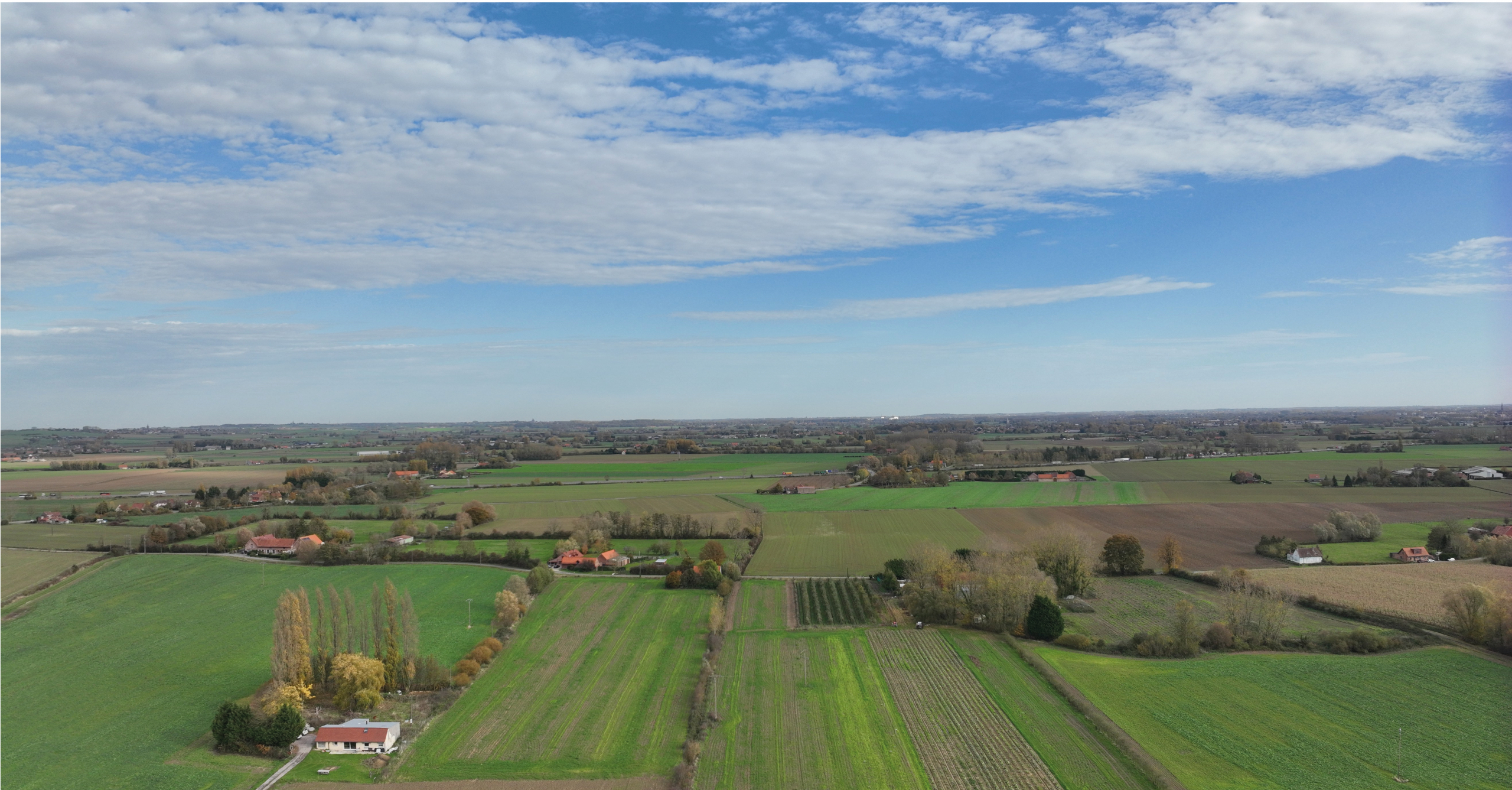 Acquisition de données LiDAR dans le Nord Pas-de-Calais Mission drone LiDAR réalisée dans le Nord Pas-de-Calais avec vue aérienne d'un territoire agricole