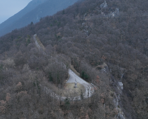 Mission drone LiDAR dans les Alpes sur secteur rocheux à forte pente Zone rocheuse analysée dans le cadre d’une mission drone LiDAR dans les Alpes pour l’inspection du relief