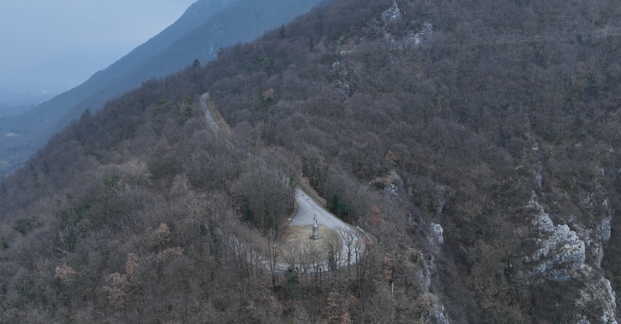 Mission drone LiDAR dans les Alpes sur secteur rocheux à forte pente Zone rocheuse analysée dans le cadre d’une mission drone LiDAR dans les Alpes pour l’inspection du relief