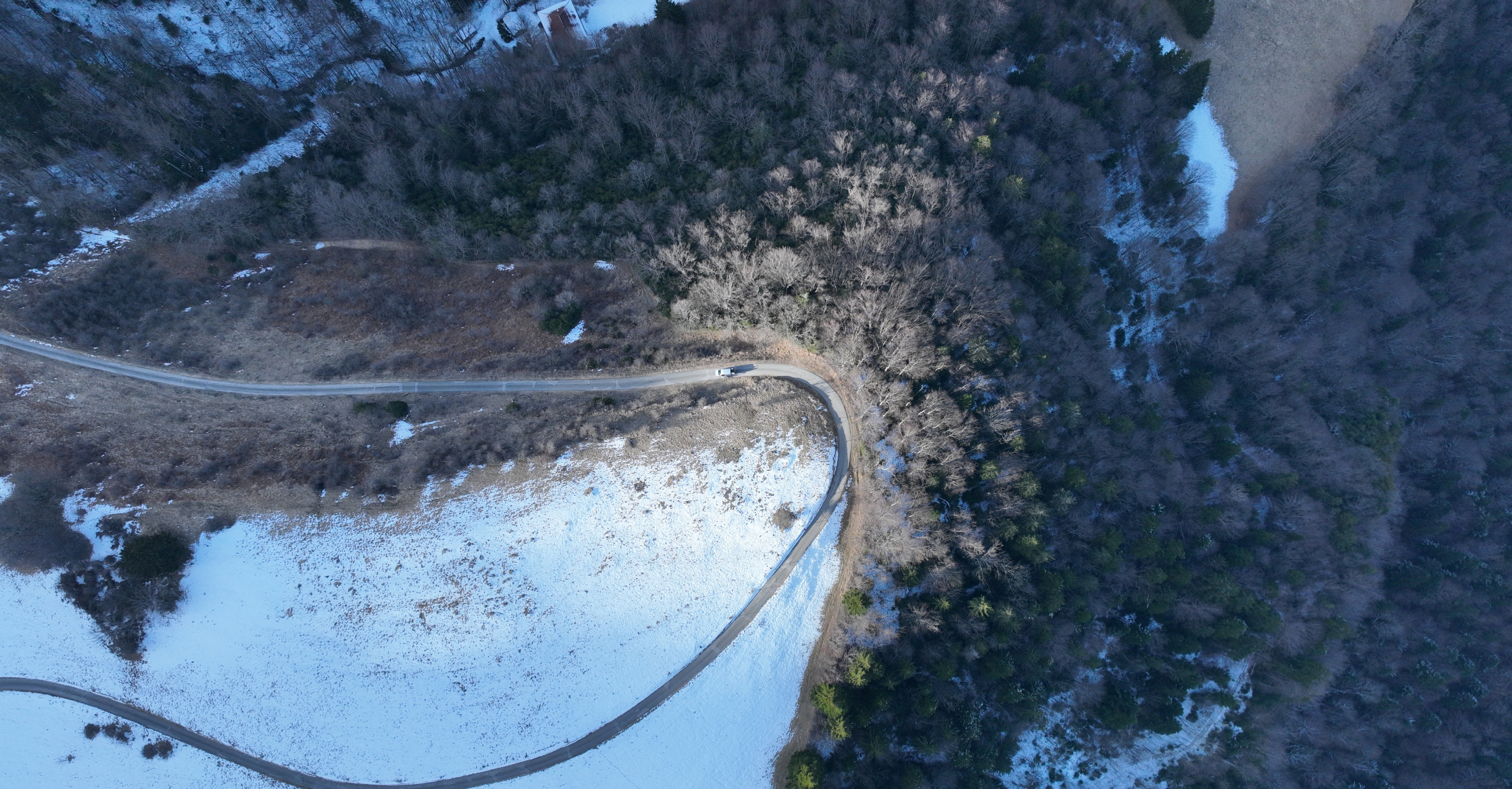 Mission drone LiDAR dans les Alpes pour un suivi de lignes electriques Site naturel cartographié lors d’une mission drone LiDAR dans les Alpes avec relevés