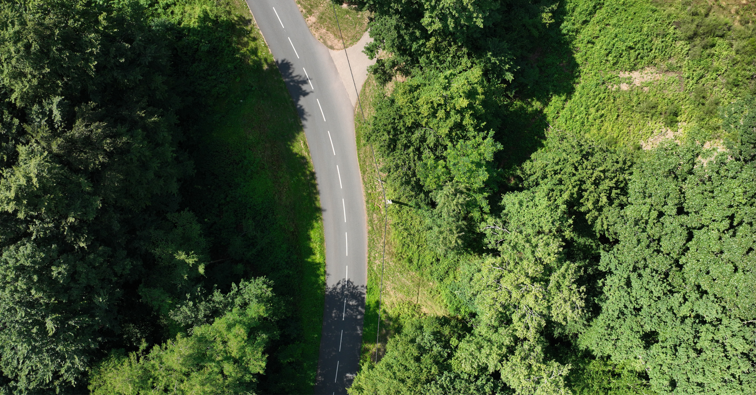 Mission drone LiDAR en Lorraine pour la modélisation d'un environnement forestier Mission drone LiDAR en Lorraine avec acquisition de données le long d'un axe routier boisé