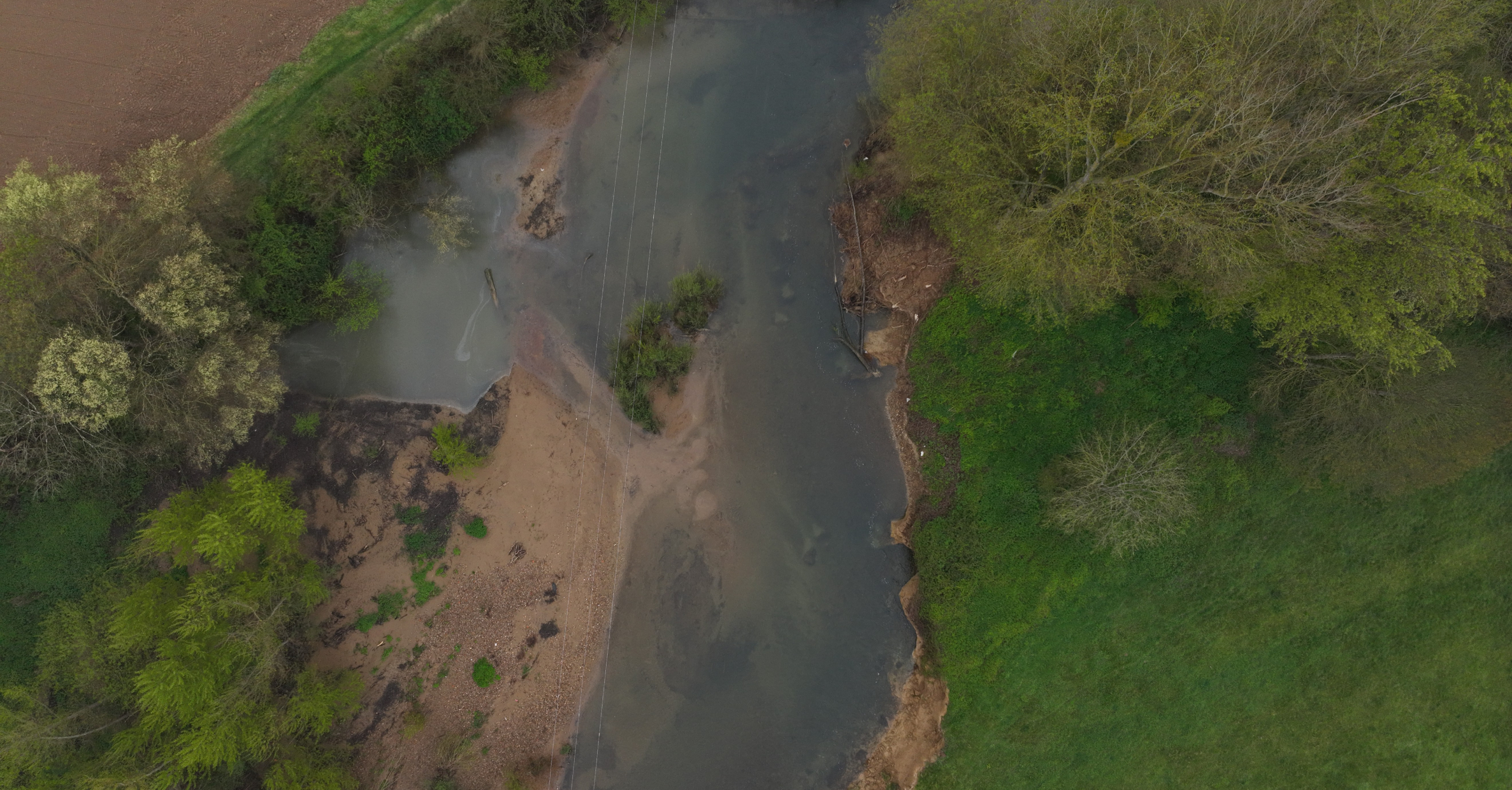 Inspection d'un croisement de pistes et de lignes électriques par drone LiDAR Mission LiDAR drone dans les Pyrénées pour la gestion des réseaux HTA et BT