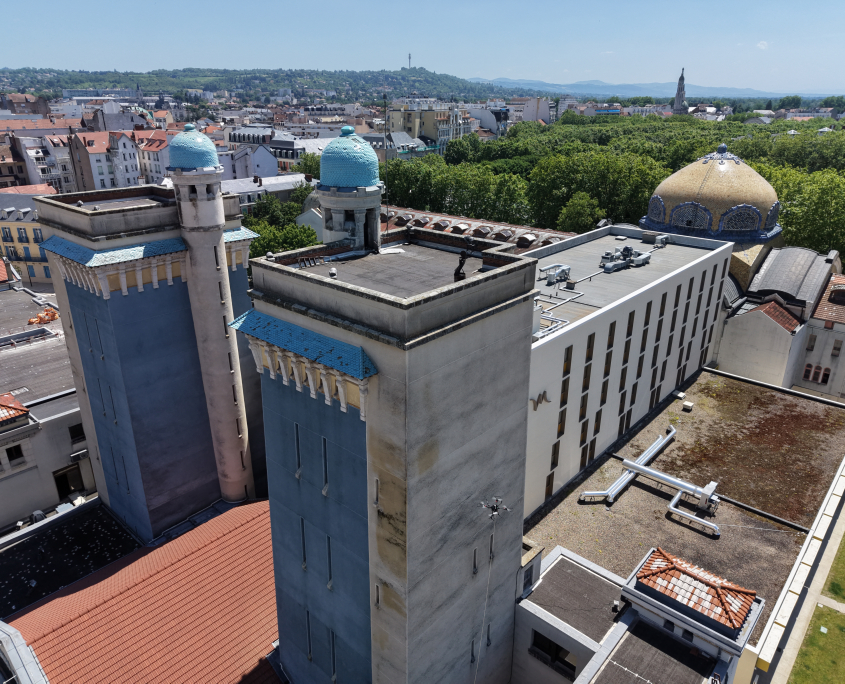 Contrôle de l’état d’une couverture avant démoussage drone Vichy Prise de vue aérienne utilisée pour préparer un démoussage drone Vichy sur une toiture complexe