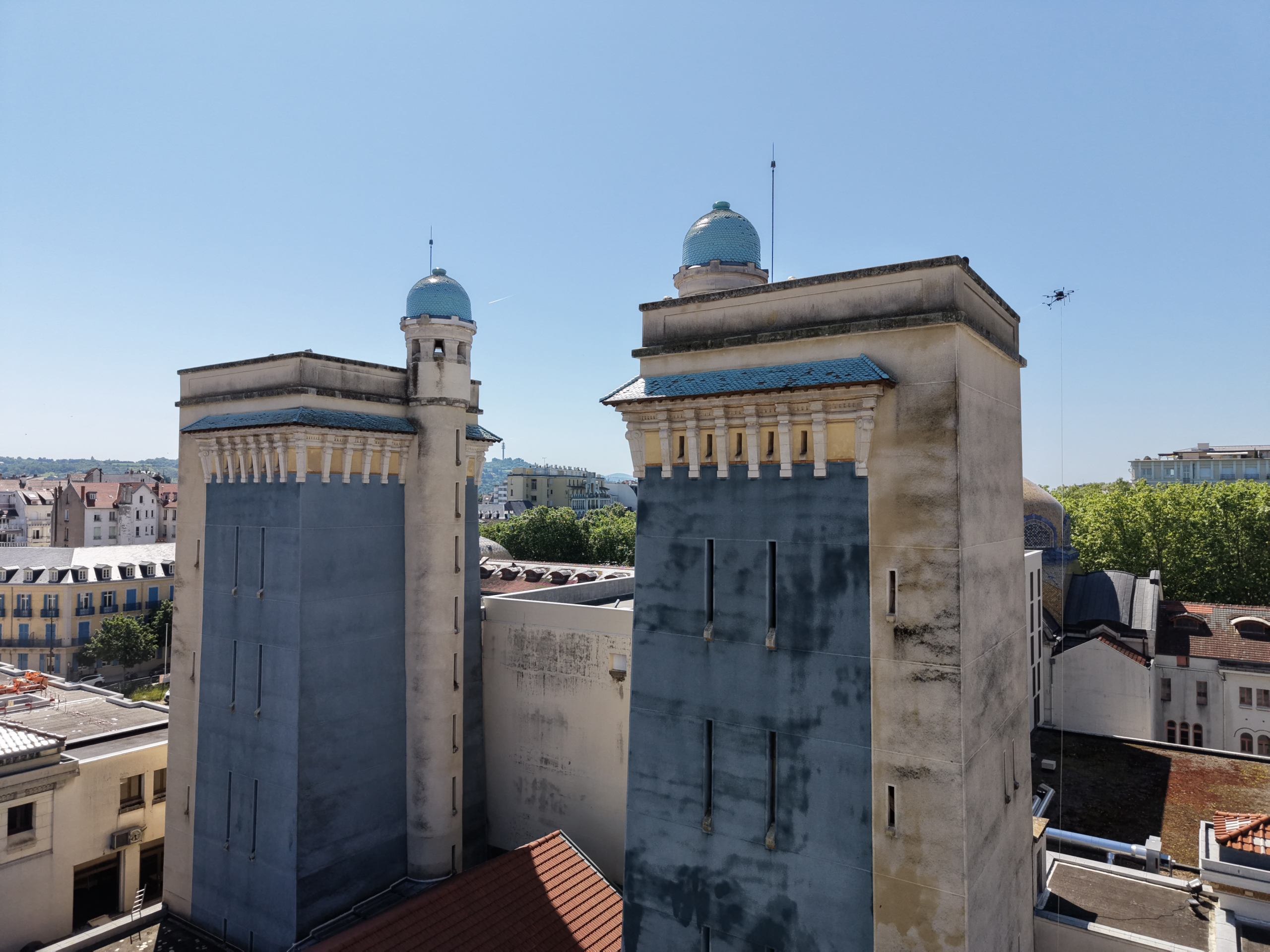 Inspection préalable à un démoussage drone Vichy sur un édifice patrimonial Vue aérienne d’une toiture de bâtiment ancien avant intervention de démoussage drone Vichy