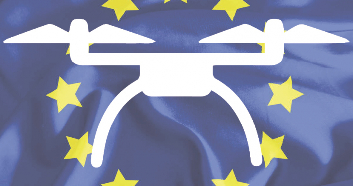 Illustration du cadre européen de la réglementation drone 2026 avec un drone représenté devant le drapeau de l’Union européenne