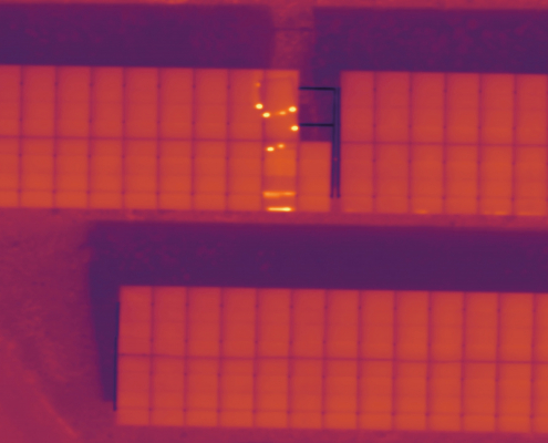 Inspection panneaux solaires pour identifier les points chauds Inspection panneaux solaires révélant un échauffement anormal d'un module