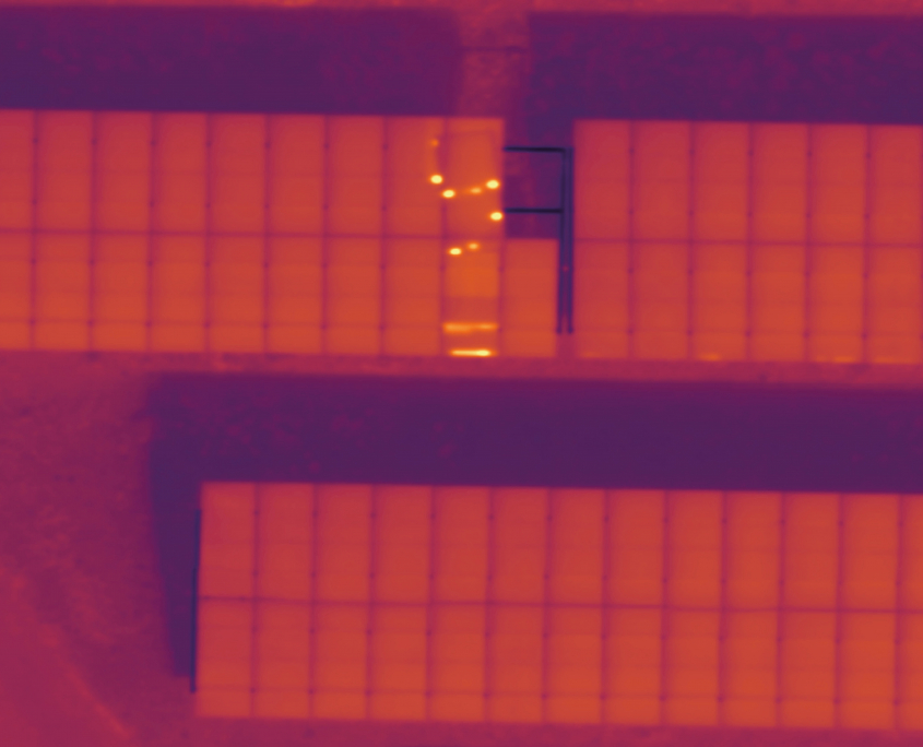 Inspection panneaux solaires pour identifier les points chauds Inspection panneaux solaires révélant un échauffement anormal d'un module
