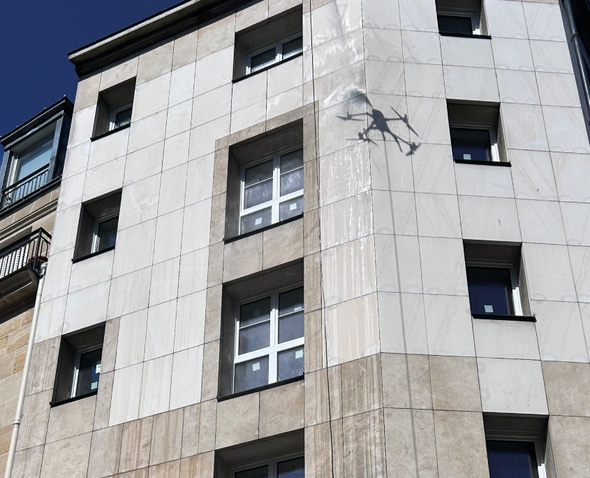 Démoussage par drone de façade sur un immeuble en pierre