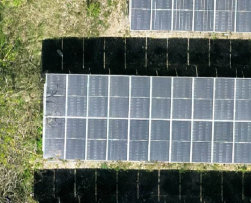 Inspection panneaux solaires avec vue RGB de la centrale photovoltaïque Inspection panneaux solaires par photographie aérienne haute définition