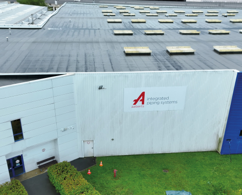 Démoussage par drone de façade sur un complexe industriel avec accès sécurisé