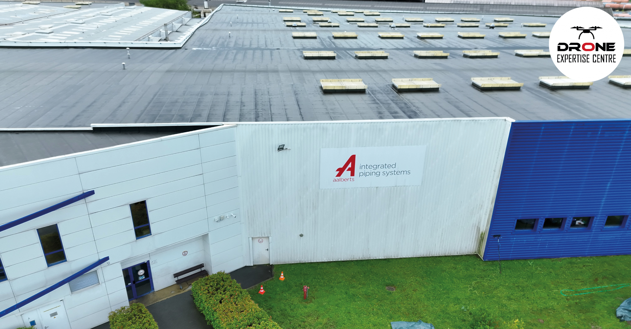 Démoussage par drone de façade sur un complexe industriel avec accès sécurisé