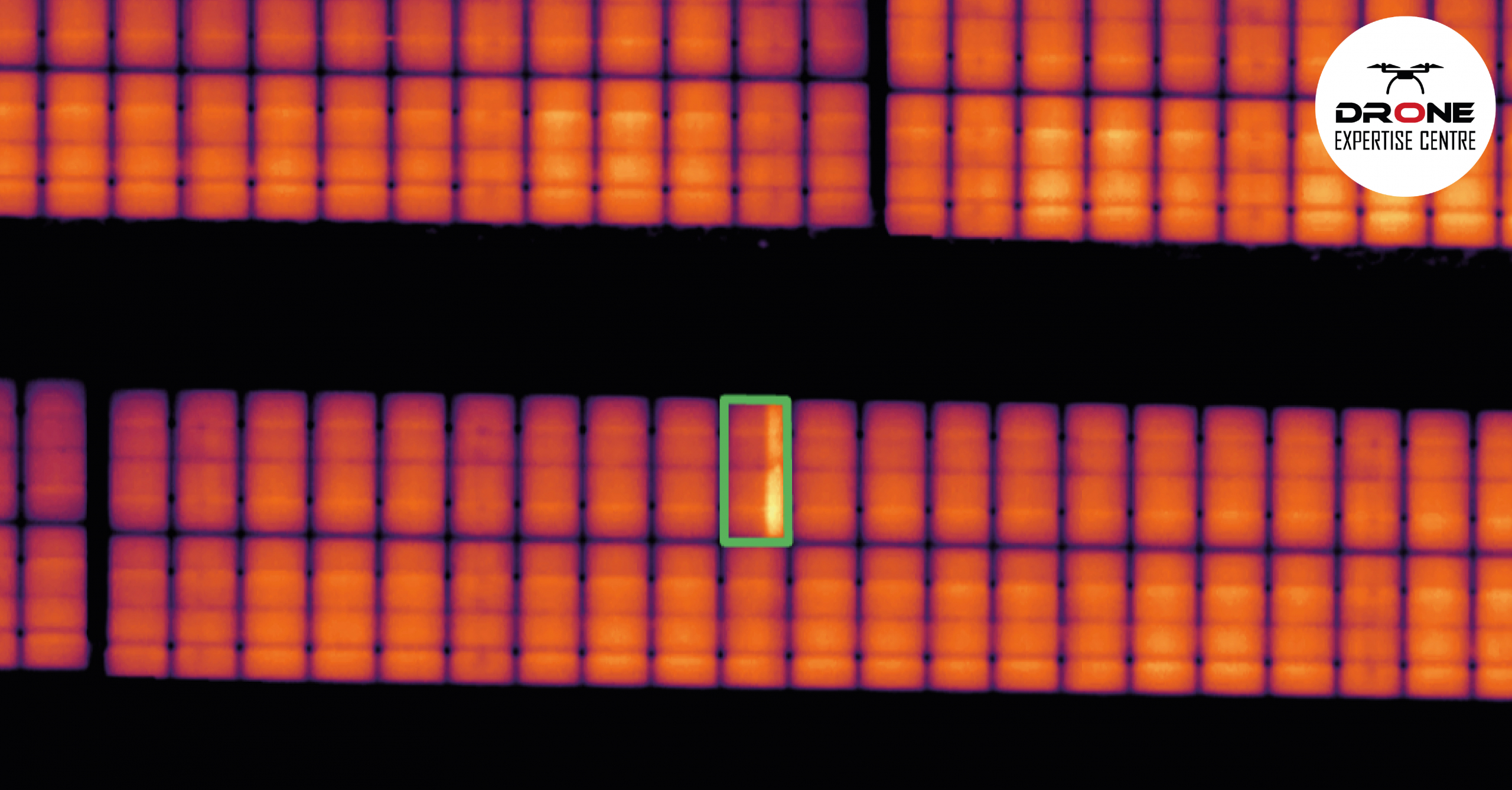 Inspection panneaux solaires mettant en évidence une cellule présentant une anomalie