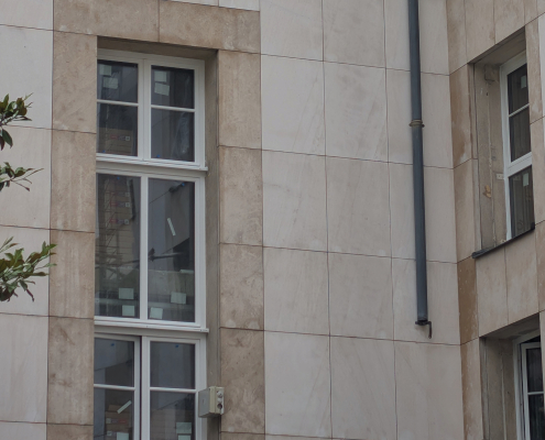 Démoussage par drone de façade pour l'entretien d'un immeuble