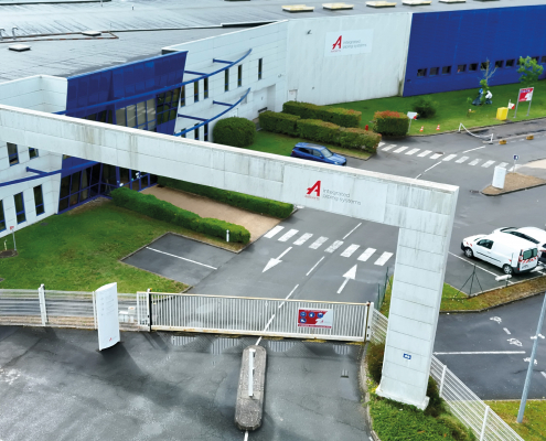Démoussage par drone de façade sur un bâtiment logistique avec traitement des surfaces extérieures