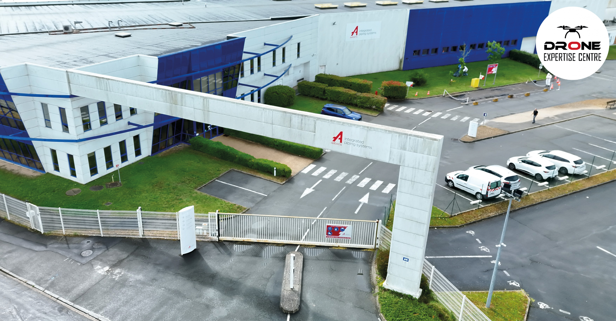Démoussage par drone de façade sur un bâtiment logistique avec traitement des surfaces extérieures