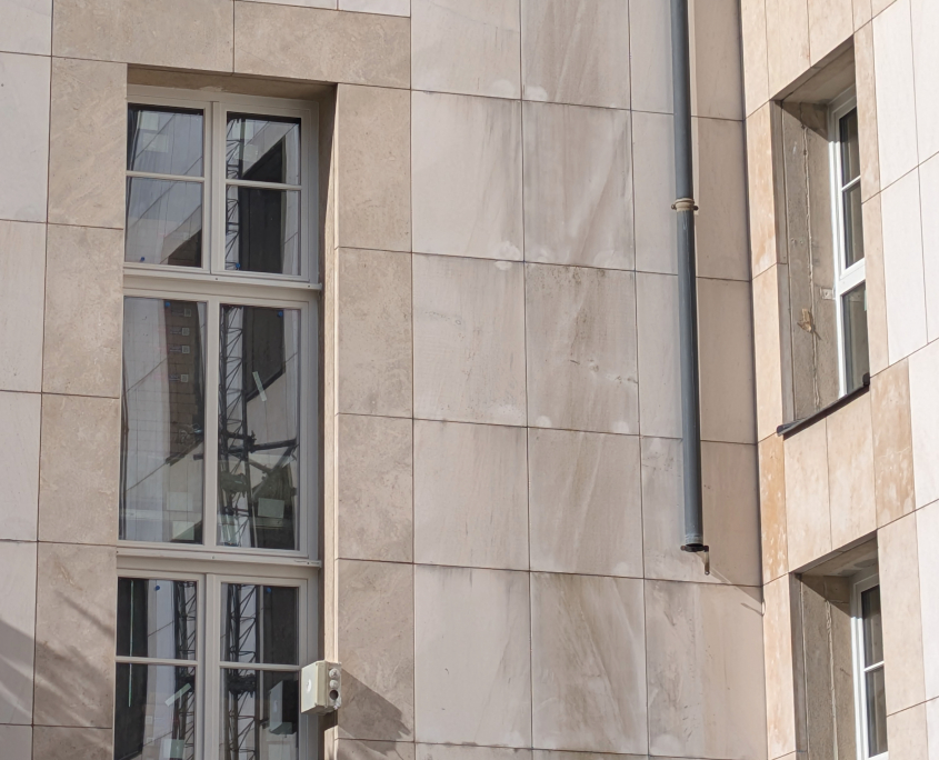 Démoussage par drone de façade sur une façade en pierre de taille