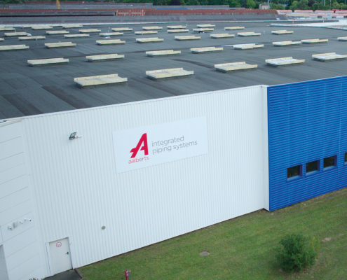 Démoussage par drone de façade sur plusieurs bâtiments industriels avec vue aérienne